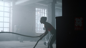 健美运动员在健身房锻炼绳索13秒视频
