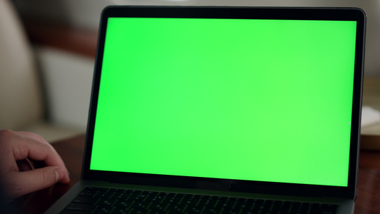 机舱内的特写绿屏笔记本电脑屏幕视频