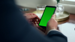 特写手拿着绿屏屏幕的智能手机20秒视频