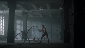 男性用战斗绳索进行健美力量训练25秒视频