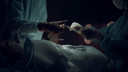 外科医生团队在手术室缝合切口特写手部视频