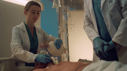 护士在医院病房协助心脏按压心脏复苏挽救生命视频