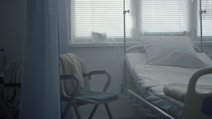 医院里空荡荡的急诊室病床现代医疗设备18秒视频