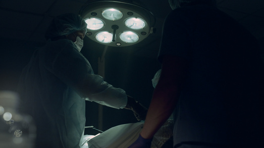 手术室的专业外科医生缝合切口视频