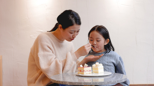 母亲喂女儿吃蛋糕视频