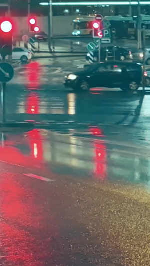 梅雨天气夜晚道路车流溅起水花17秒视频