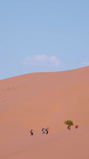 挑战大自然渺小的沙漠中徒步的驴友腾格里13秒视频