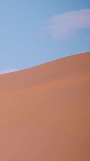 挑战大自然渺小的沙漠中徒步的驴友挑战自然13秒视频