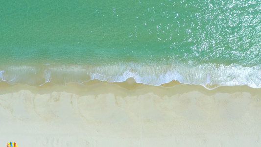 4K垂直航拍海边沙滩清澈海水视频素材视频