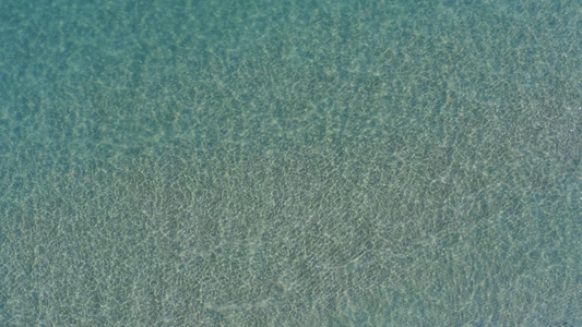 4K垂直航拍清澈见底的海水波光粼粼视频
