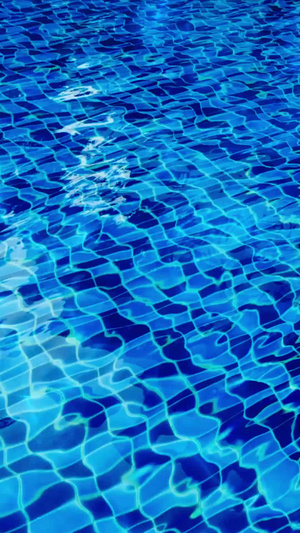 蓝色泳池水底马赛克背景视频游泳池20秒视频