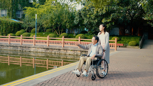 推坐轮椅的父亲逛公园[遛弯儿]视频