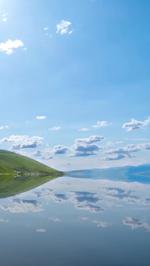 泸沽湖蓝天白云山水倒影美景自然风光15秒视频