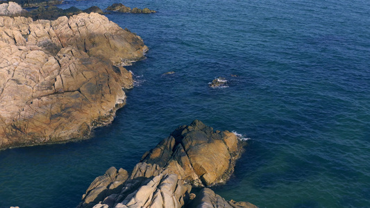 4K航拍海水浪花击打石头视频素材视频
