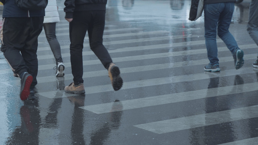 4k实拍雨天的人群过马路脚步视频