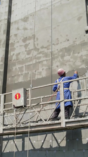 航拍高空作业农民工装修建筑外墙房地产68秒视频