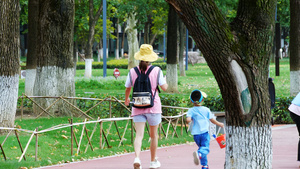 4K母子亲子时光夏日公园出游散步踏青玩耍17秒视频