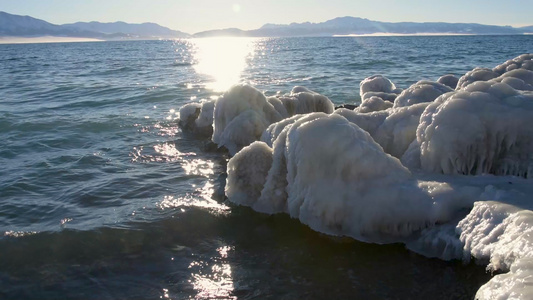 新疆赛里木湖冰水交融水岸视频