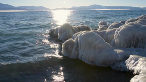 新疆赛里木湖冰水交融水岸7秒视频