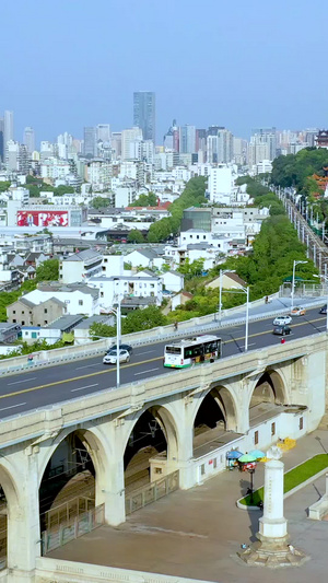 航拍黄鹤楼和武汉长江大桥引桥交通46秒视频