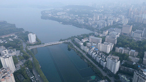 4K航拍宜居城市生态水域湖滨住宅群居住环境41秒视频