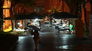 城市雨夜江西景德镇陶溪川古建筑群陶瓷交易集市熙熙攘攘的人群街景4k素材61秒视频