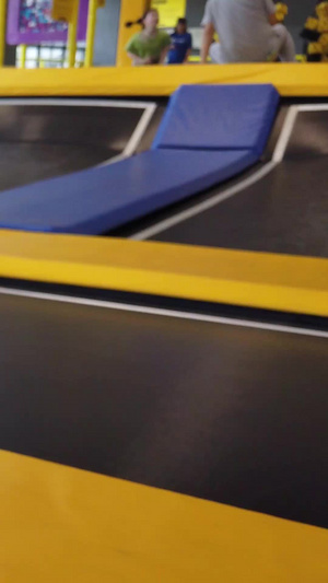 儿童在蹦床中心玩耍六一儿童节38秒视频