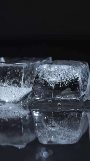 冰块旋转展示冰块碰撞40秒视频