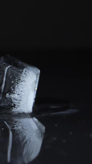 冰块旋转展示暗调背景40秒视频