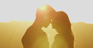 日落逆光下情侣接吻36秒视频