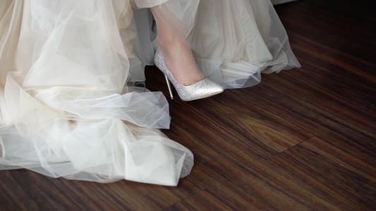 新娘穿上婚鞋视频