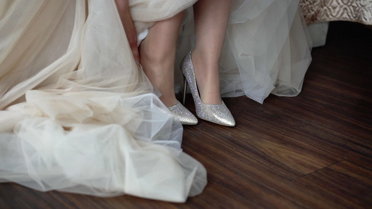 新娘穿上婚鞋视频