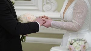 新娘和新郎在仪式上交换婚嫁情戒指15秒视频