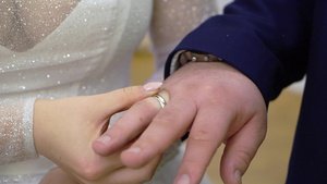 新娘和新郎在仪式上交换婚嫁情戒指7秒视频