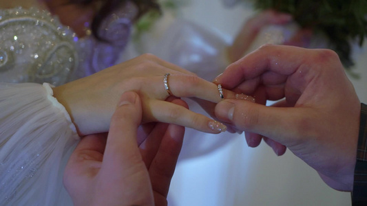 新娘和新郎在仪式上交换婚嫁情戒指视频