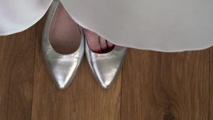 年轻新娘穿上鞋穿高跟鞋妇女结婚当天穿着时装白色白鞋7秒视频