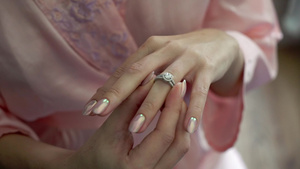 年轻女人把戒指戴在她的手指上13秒视频