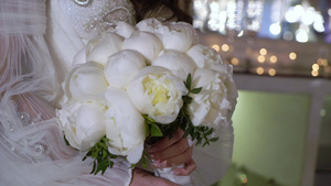 以白色的花束为新娘8秒视频