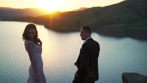 日落时在山上行走的新娘和新郎11秒视频