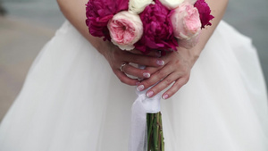 新娘拿着白色粉红色和红玫瑰的花束14秒视频