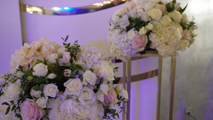 装饰鲜花的婚礼餐厅13秒视频