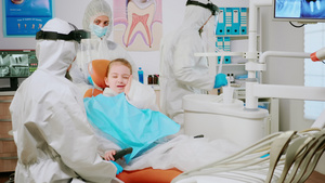 儿童佩戴保护西装用手指指尖受影响的牙齿16秒视频