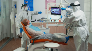 使用医疗器械检查牙齿的牙科牙医保护诉讼案23秒视频