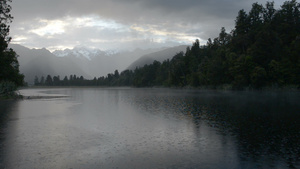 湖面的云层和强烈的雨下在了马赛松湖上24秒视频