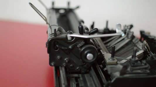 旧打字机机细节用老式打字机打字视频