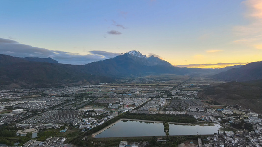 航拍云南丽江玉龙雪山日出古城景区老建筑群旅游风光风景4k素材视频