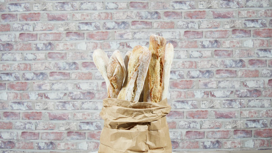 纸袋中许多法国面包包面包轮用视频