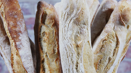 许多法国面包卷饼轮流制成视频