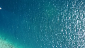 以海浪附近的水蓝色环礁湖和白色沙滩背景为根据的海平面13秒视频