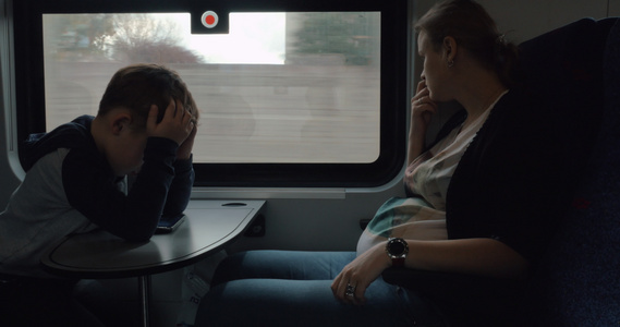怀孕妇女及其儿子乘火车旅行视频